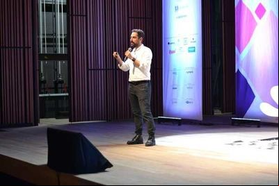 'Estamos em uma era de mudanças de paradigma social e computacional', decreta palestrante 'Estamos em uma era de mudanças de paradigma social e computacional', decreta palestrante