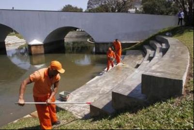 Após revitalização, Prefeitura aplica pintura antipichação no Largo dos Açorianos Após revitalização, Prefeitura aplica pintura antipichação no Largo dos Açorianos
