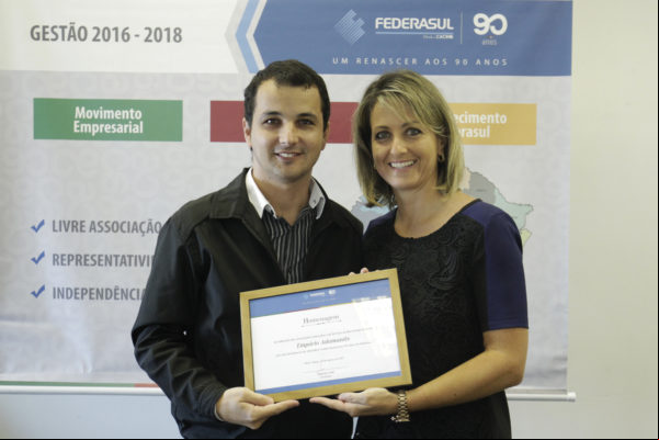 Agência santa-cruzense recebe homenagem da Federasul Agência santa-cruzense recebe homenagem da Federasul