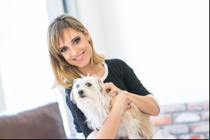 Gabi Chanas: Com leveza e bom humor Gabi Chanas: Com leveza e bom humor