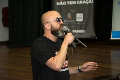 "É preciso chamar a atenção e educar a todo momento", diz Carpinejar "É preciso chamar a atenção e educar a todo momento", diz Carpinejar