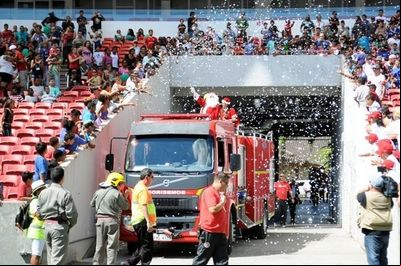 Crianças e adolescentes acolhidos participam de festa de Natal