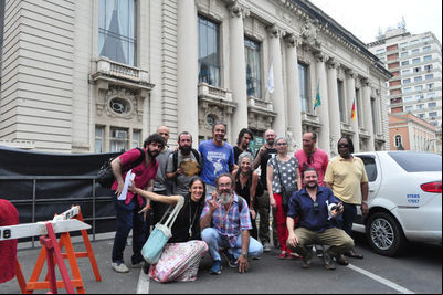 Artistas entram despercebidos no Palácio e protestam contra fim da Fundação Piratini Artistas entram despercebidos no Palácio e protestam contra fim da Fundação Piratini