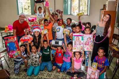 Assistidos da Fundação O Pão dos Pobres são presenteadas em ação de Natal 