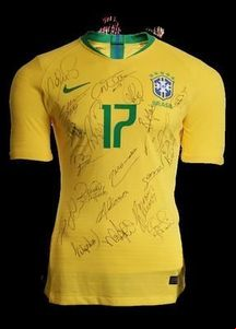 Leilão da Coragem tem camisas da Seleção e da dupla Grenal Leilão da Coragem tem camisas da Seleção e da dupla Grenal