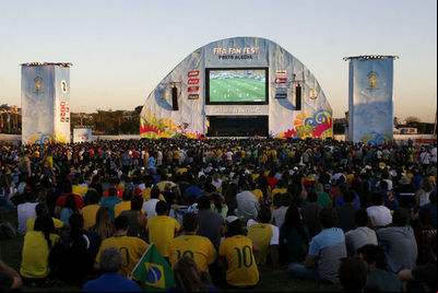 Porto Alegre celebra jogos do Brasil na Copa do Mundo com fan fest Porto Alegre celebra jogos do Brasil na Copa do Mundo com fan fest