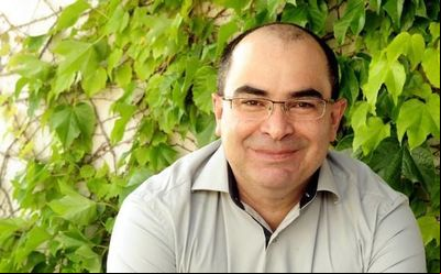 Alexandre Bach: Entre livros e jornais Alexandre Bach: Entre livros e jornais
