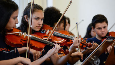 Documentário mostra projeto musical que beneficia crianças e jovens Documentário mostra projeto musical que beneficia crianças e jovens