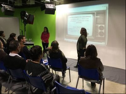 Aluna surda de Publicidade defende TCC feito em Libras Aluna surda de Publicidade defende TCC feito em Libras