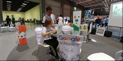 Estande do Google for Education busca reproduzir sala de aula Estande do Google for Education busca reproduzir sala de aula