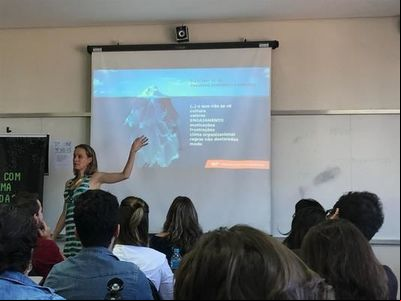 Comunicação Interna e Endomarketing é foco central na palestra de Alessandra Becker Comunicação Interna e Endomarketing é foco central na palestra de Alessandra Becker