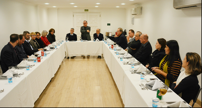 Representantes de jornais do interior promovem encontro com diretor da Corsan Representantes de jornais do interior promovem encontro com diretor da Corsan