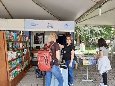 UFPel marca presença na Feira do Livro de Pelotas UFPel marca presença na Feira do Livro de Pelotas