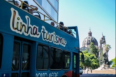 Linha de turismo de Porto Alegre vira drive-thru musical para arrecadar agasalhos e alimentos Linha de turismo de Porto Alegre vira drive-thru musical para arrecadar agasalhos e alimentos