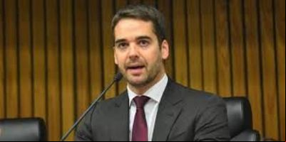 Governador Eduardo Leite fala sobre medidas durante pandemia em live da FIRS Governador Eduardo Leite fala sobre medidas durante pandemia em live da FIRS
