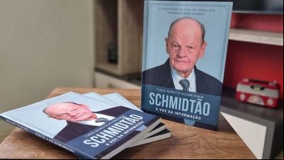 Jornalistas lançam livro 'Schmidtão - A voz da informação' nesta sexta-feira Jornalistas lançam livro 'Schmidtão - A voz da informação' nesta sexta-feira