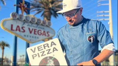 Pizzaiolo Peterson Secco é o primeiro brasileiro a ganhar prêmio inédito de 'Pizza On The Road' Pizzaiolo Peterson Secco é o primeiro brasileiro a ganhar prêmio inédito de 'Pizza On The Road'