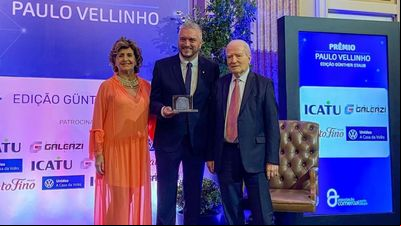 Ramiro Rosário recebe prêmio 'Paulo Velinho', pela AA Ramiro Rosário recebe prêmio 'Paulo Velinho', pela AA