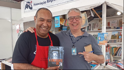 Feira do Livro: banca da ARI foi local de encontro para diversos jornalistas