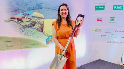 Repórter do Canal Rural RS, Eliza Maliszewski, recebe reconhecimento 'Pá de Arroz' Repórter do Canal Rural RS, Eliza Maliszewski, recebe reconhecimento 'Pá de Arroz'