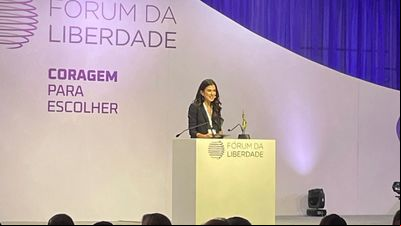 Renata Abravanel recebe prêmio em homenagem a Silvio Santos no Fórum da Liberdade em Porto Alegre Renata Abravanel recebe prêmio em homenagem a Silvio Santos no Fórum da Liberdade em Porto Alegre